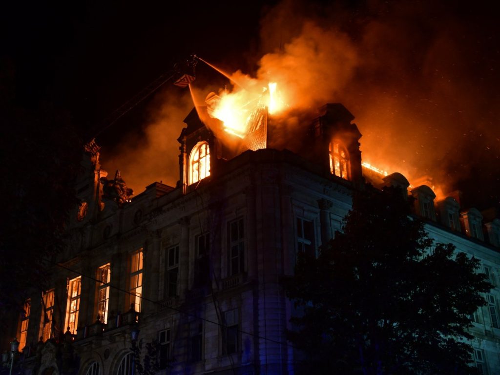 Un incendio destruyó el ayuntamiento de Limoges durante las protestas por el alto costo de la vida en Francia. AFP/Pascal Lachenaud