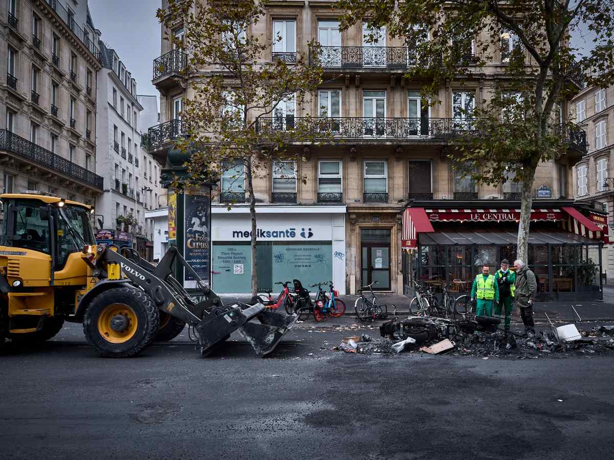 Francia anuncia toques de queda ante disturbios y saqueos