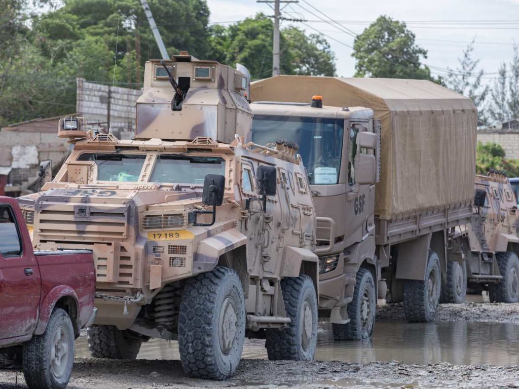 La Fuerza de Supresión de Pandillas (GSF) aseguró que continuará sus operaciones en Haití pese a los ataques de grupos armados, mientras cuatro militares salvadoreños siguen desaparecidos ocho días después de una emboscada en las afueras de Puerto Príncipe.