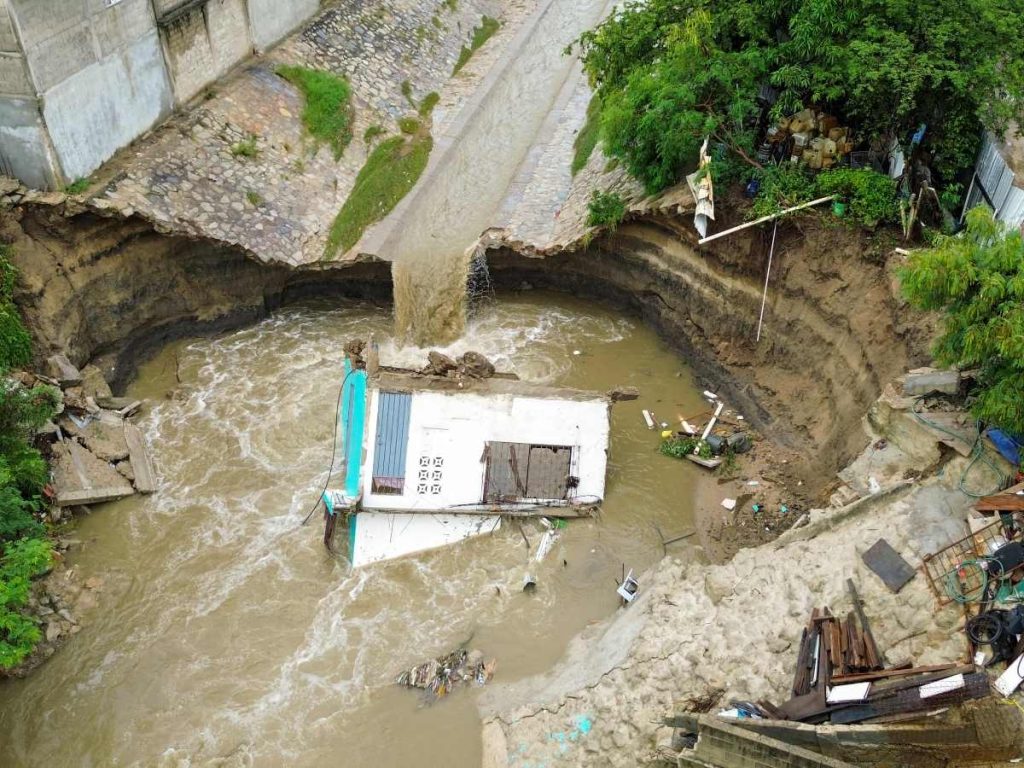 Esta vista aérea muestra una casa arrasada por las fuertes lluvias antes de la llegada del huracán Simón a Acapulco, estado de Guerrero, México, el 10 de octubre de 2026.