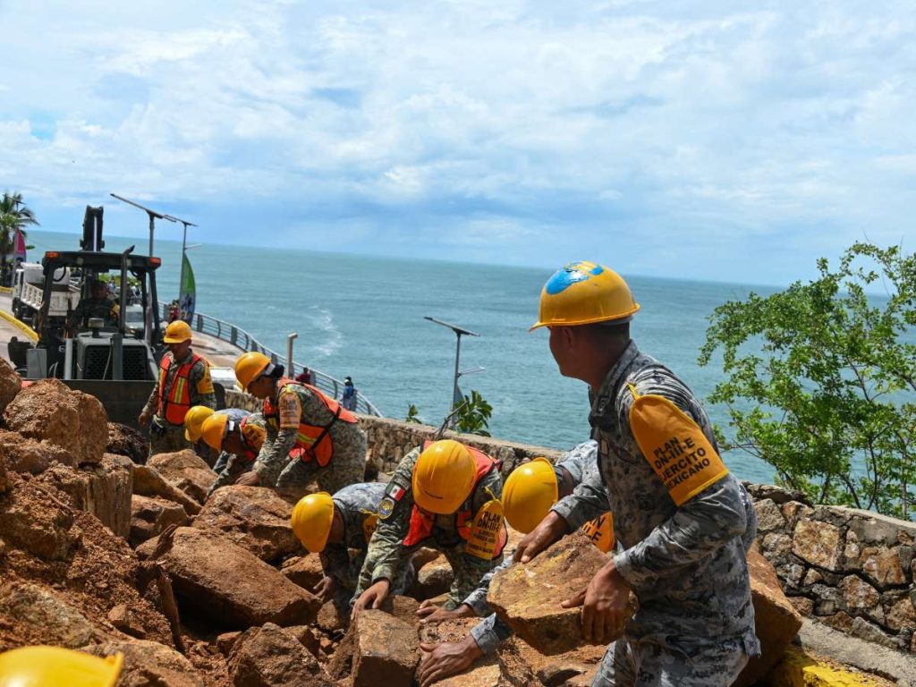 Miembros del ejército y de la Guardia Nacional retiran escombros de un deslizamiento de tierra provocado por las fuertes lluvias antes de la llegada del huracán Simón a Acapulco, estado de Guerrero, México, el 10 de octubre de 2026.