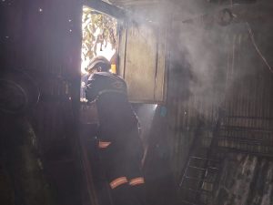 Adulto mayor muere en incendio de viviendas en San Salvador