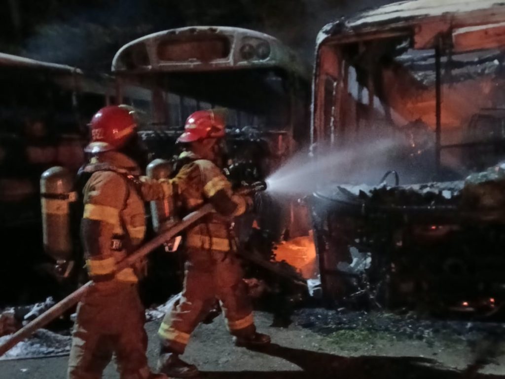 Tres autobuses quedaron completamente destruidos y otro resultó parcialmente afectado por un incendio en Santa Ana. Foto: Bomberos de El Salvador.