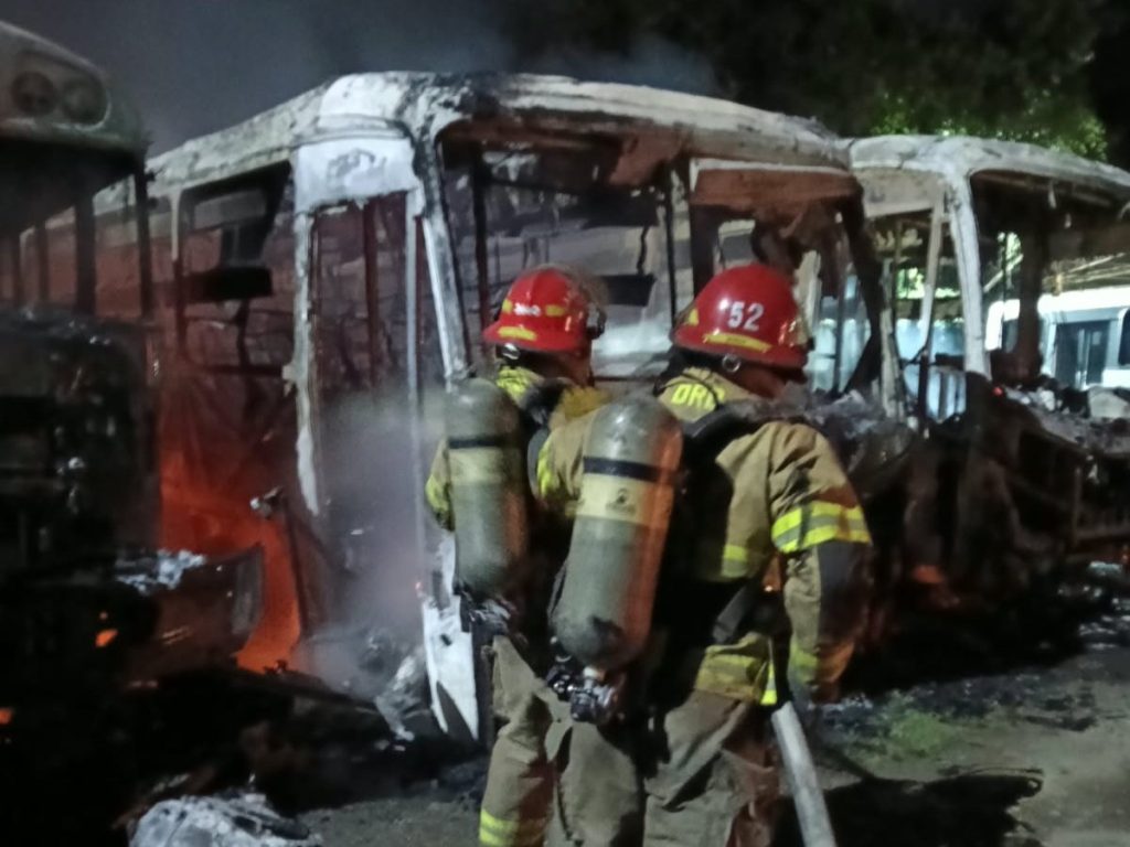 Equipos del Cuerpo de Bomberos trabajaron para controlar un incendio que afectó cuatro unidades de transporte en la 25.ª calle Poniente. Foto: Bomberos de El Salvador.
