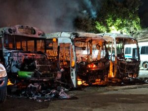 Incendio consume cuatro autobuses en Santa Ana