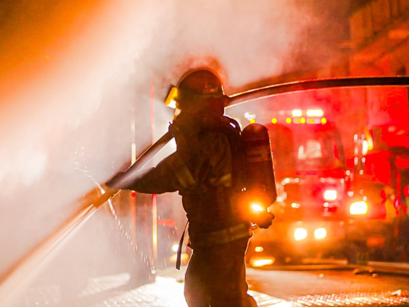 Un incendio afectó la planta baja del mercado municipal de Ciudad Arce, donde los bomberos intervinieron para evitar la propagación de las llamas.