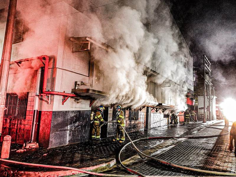 El Cuerpo de Bomberos controló un incendio registrado durante la noche en el mercado municipal de Ciudad Arce, La Libertad Centro.