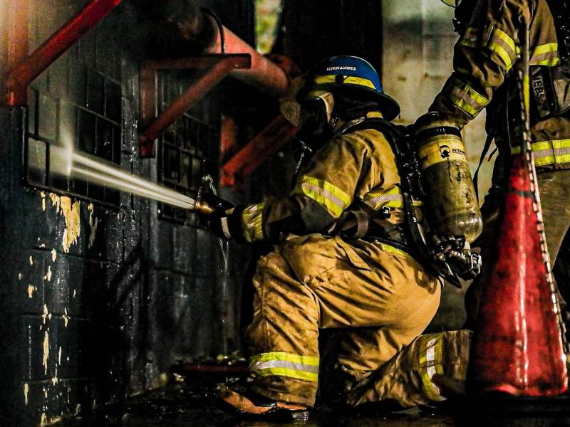 Equipos del Cuerpo de Bomberos realizaron labores de liquidación de focos tras controlar el incendio en el mercado municipal de Ciudad Arce.