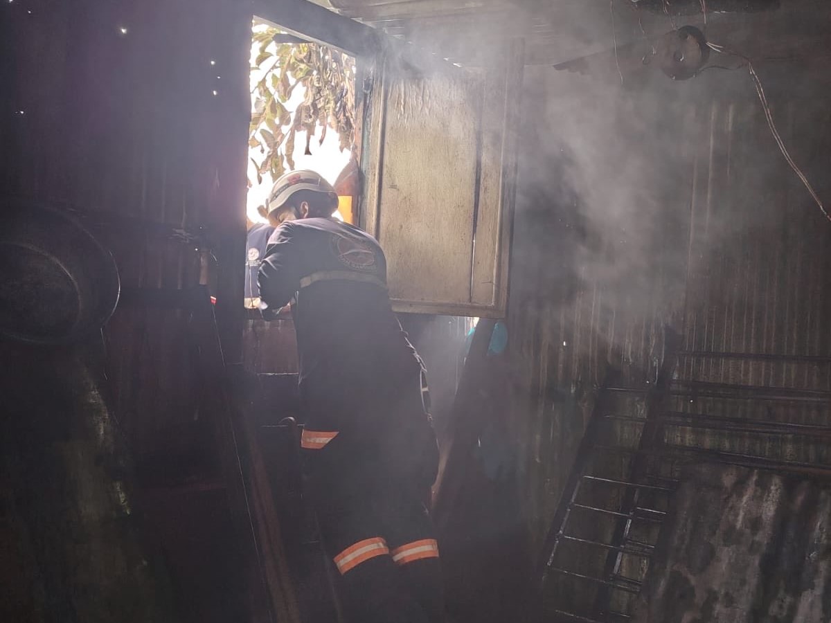 Adulto mayor muere en incendio de viviendas en San Salvador