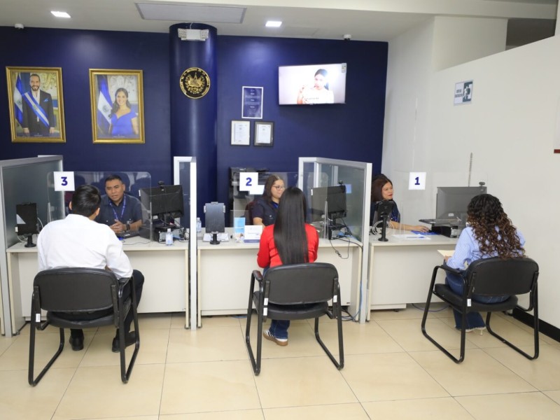 Los padres salvadoreños deben presentar sus documentos de identificación y certificaciones de nacimiento para completar el trámite.