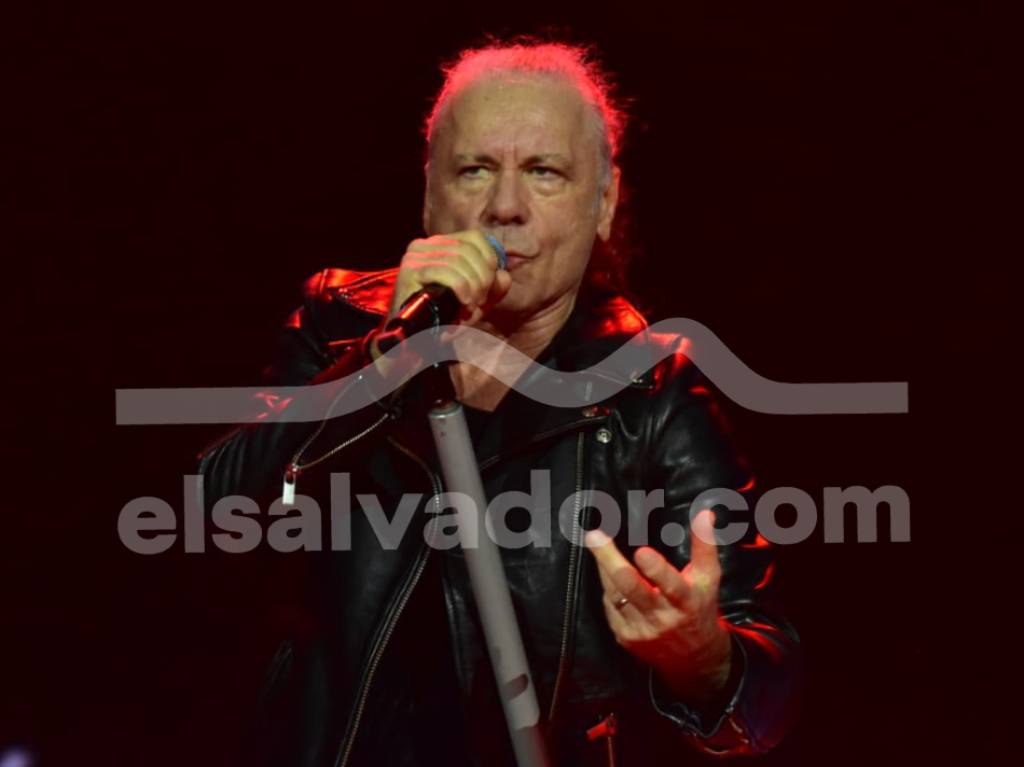El vocalista británico demuestra su calidad vocal e intensidad sobre la tarima del recinto capitalino.