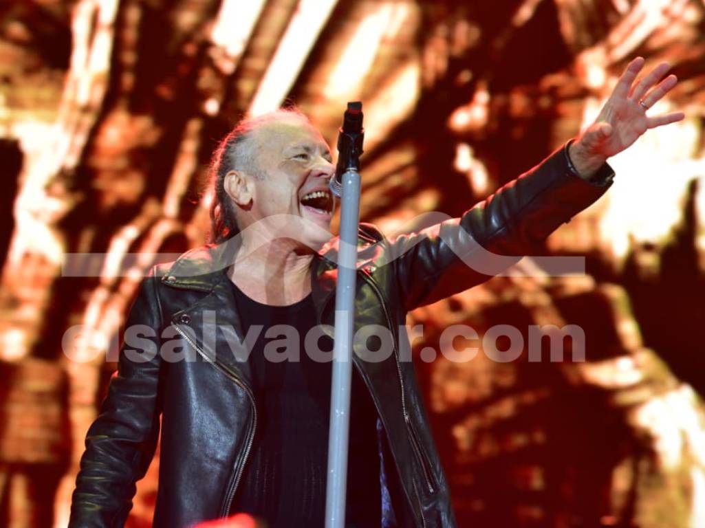 Dickinson contagia su energía al público salvadoreño con una vibrante interpretación de los clásicos.