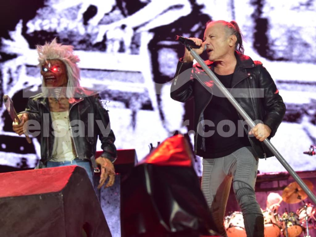 La escenografía del show acompaña la potencia del grupo en una velada inolvidable para el heavy metal.