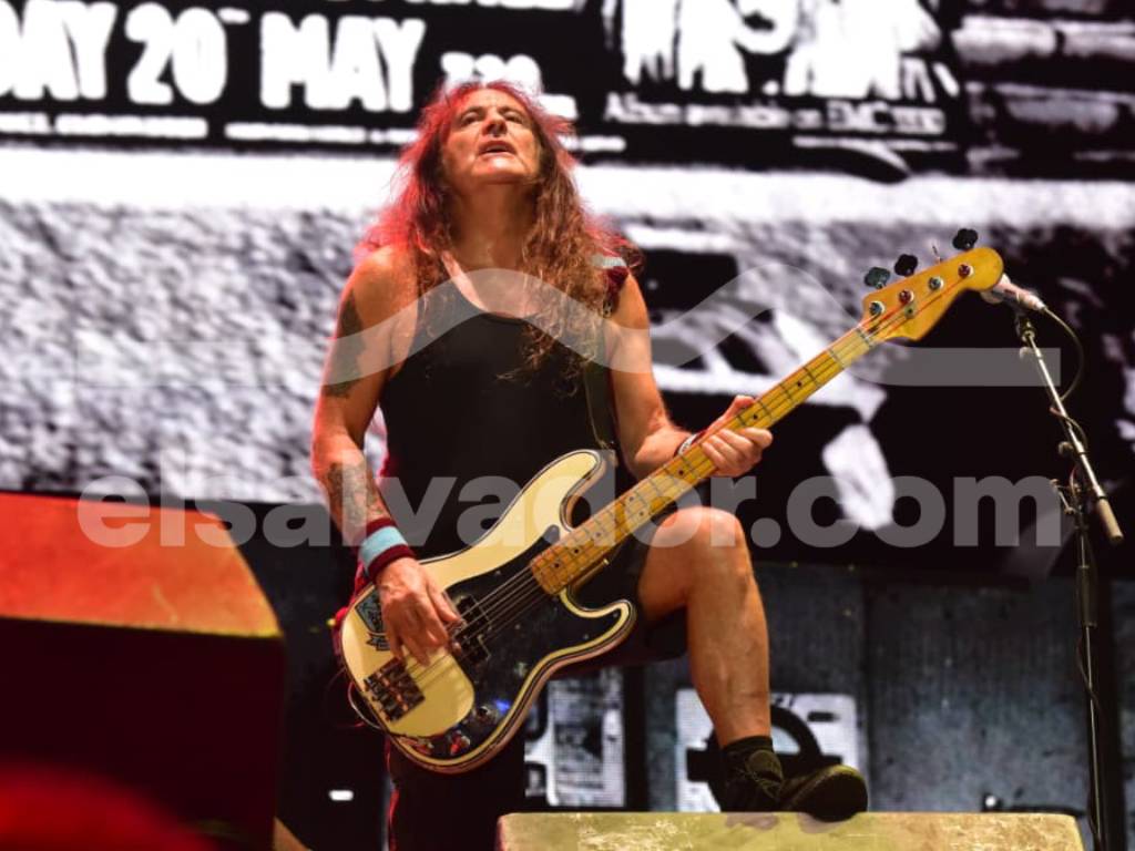 Steve Harris marca el pulso de la noche con el impecable sonido de su bajo frente a la fanaticada.