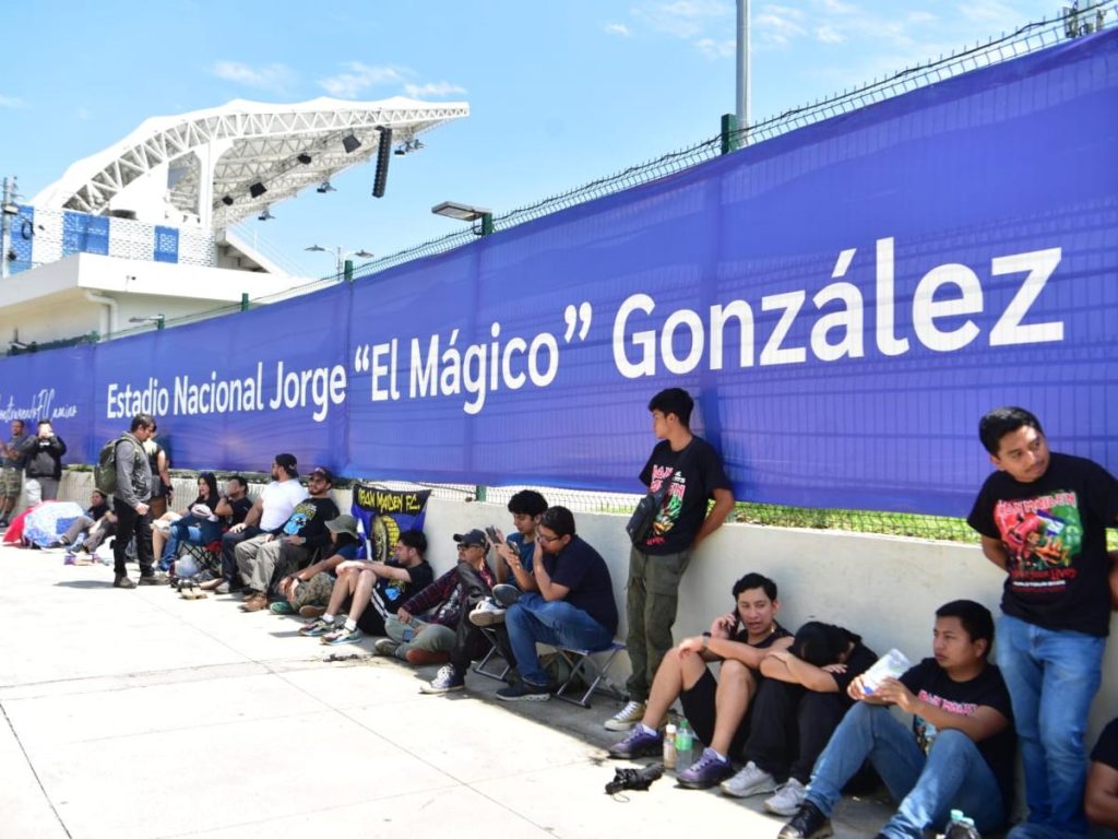 Fans esperaron durante varias horas antes de ingresar al concierto de Iron Maiden en San Salvador. Foto/ Miguel Lemus