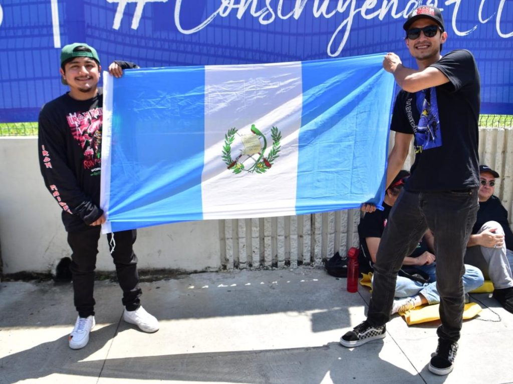Fans procedentes de Guatemala viajaron a El Salvador especialmente para ver a Iron Maiden. Foto/ Miguel Lemus