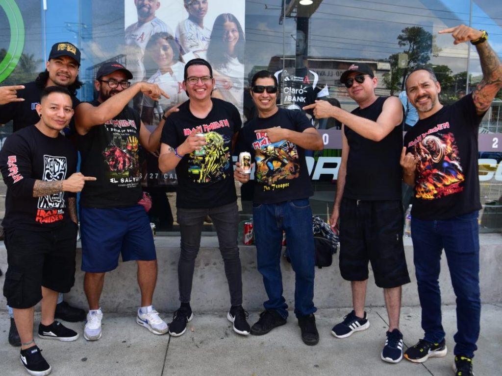 Fans de Iron Maiden llegaron desde tempranas horas al estadio Jorge “Mágico” González para vivir el esperado concierto. Foto/ Miguel Lemus