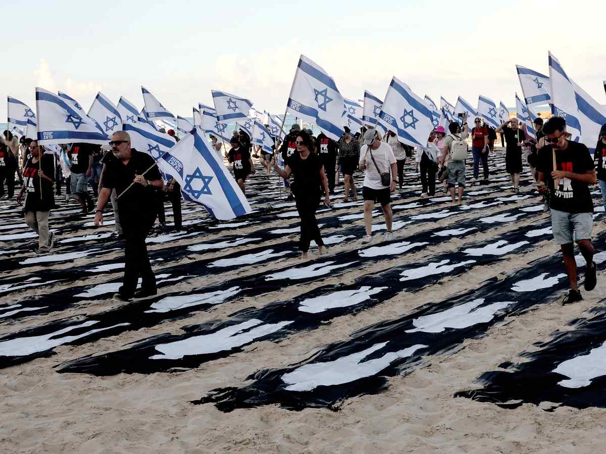 Una instalación conmemorativa en Tel Aviv recuerda a las víctimas del ataque de Hamás del 7 de octubre, tres años después. AFP/Jack Guez