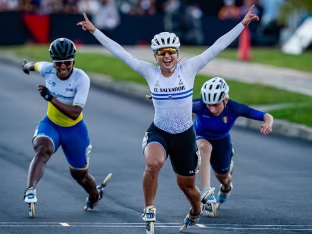 Ivonne Nóchez celebró en Asunción un nuevo título mundial para El Salvador tras conquistar el oro en One Lap. /Foto Comité Olímpico ESA