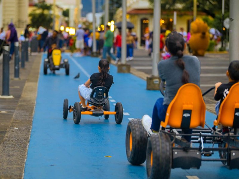 Los niños pueden disfrutar de recorridos en karts de pedal en los alrededores de Catedral Metropolitana, en el Centro Histórico de San Salvador.