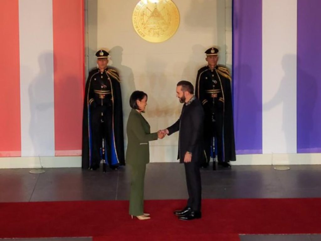 La presidenta de Perú, Keiko Fujimori, fue recibida por Nayib Bukele en Casa Presidencial durante su visita oficial a El Salvador.