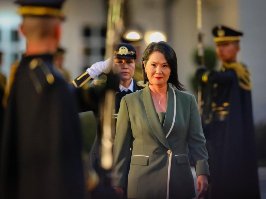 La mandataria peruana llegó a Casa Presidencial después de visitar el Centro de Confinamiento del Terrorismo (CECOT).