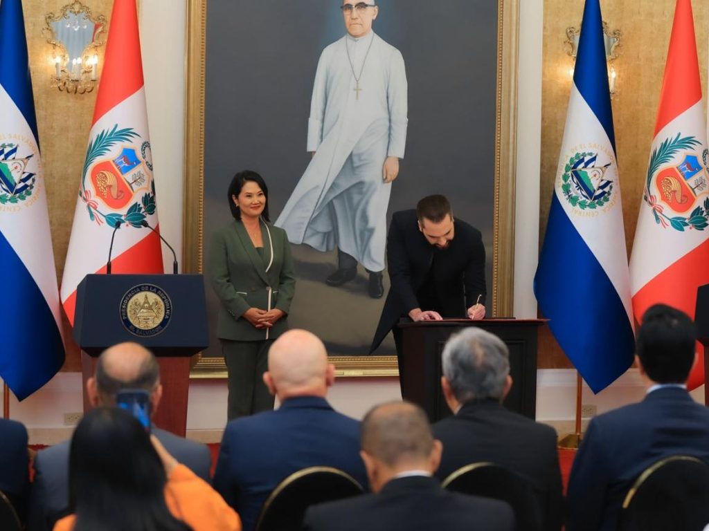 Bukele y Fujimori firmaron documentos de cooperación en seguridad, justicia, salud y turismo durante su reunión en Casa Presidencial.