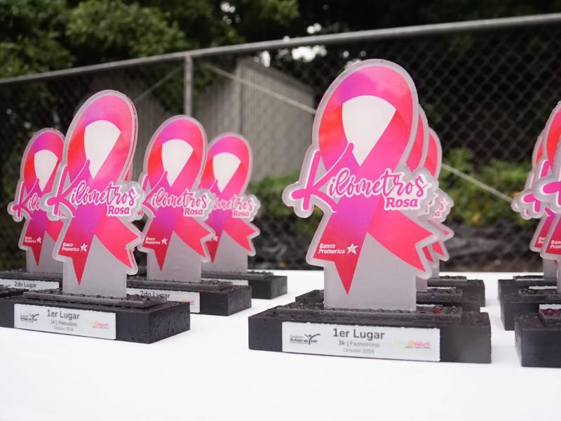Los trofeos de Kilómetros Rosa 2026 formaron parte de la cuarta edición de la carrera, que reunió a más de 500 participantes en apoyo a la prevención del cáncer de mama y cérvix. Foto: cortespia