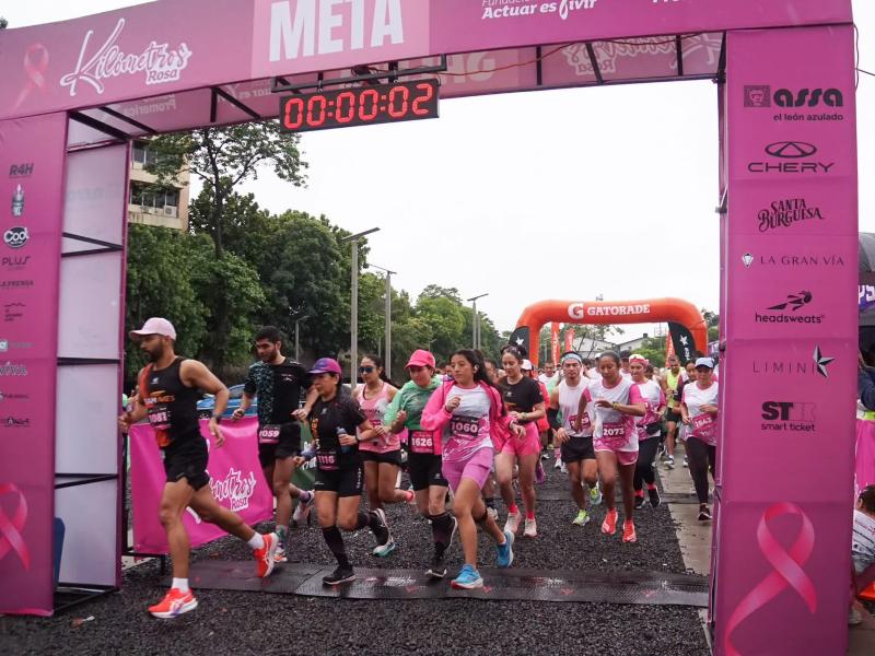 La lluvia no impidió que familias y atletas se sumaran a Kilómetros Rosa 2026, una carrera dedicada a apoyar la prevención del cáncer de mama y cérvix.
