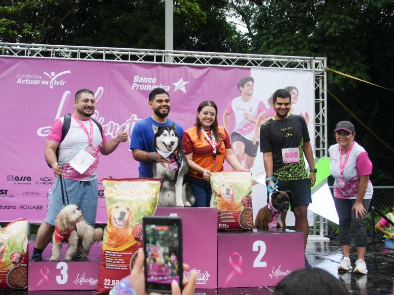 Con recorridos para niños, adultos y mascotas, Kilómetros Rosa 2026 promovió la participación familiar en una actividad con fines benéficos.