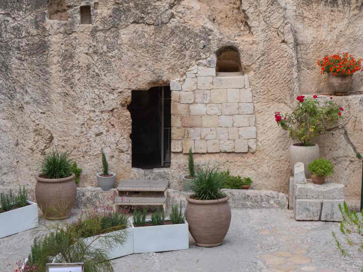 La Tumba del Jardín es uno de los lugares propuestos como posible sitio del entierro de Jesús y forma parte del debate histórico y arqueológico en Jerusalén.