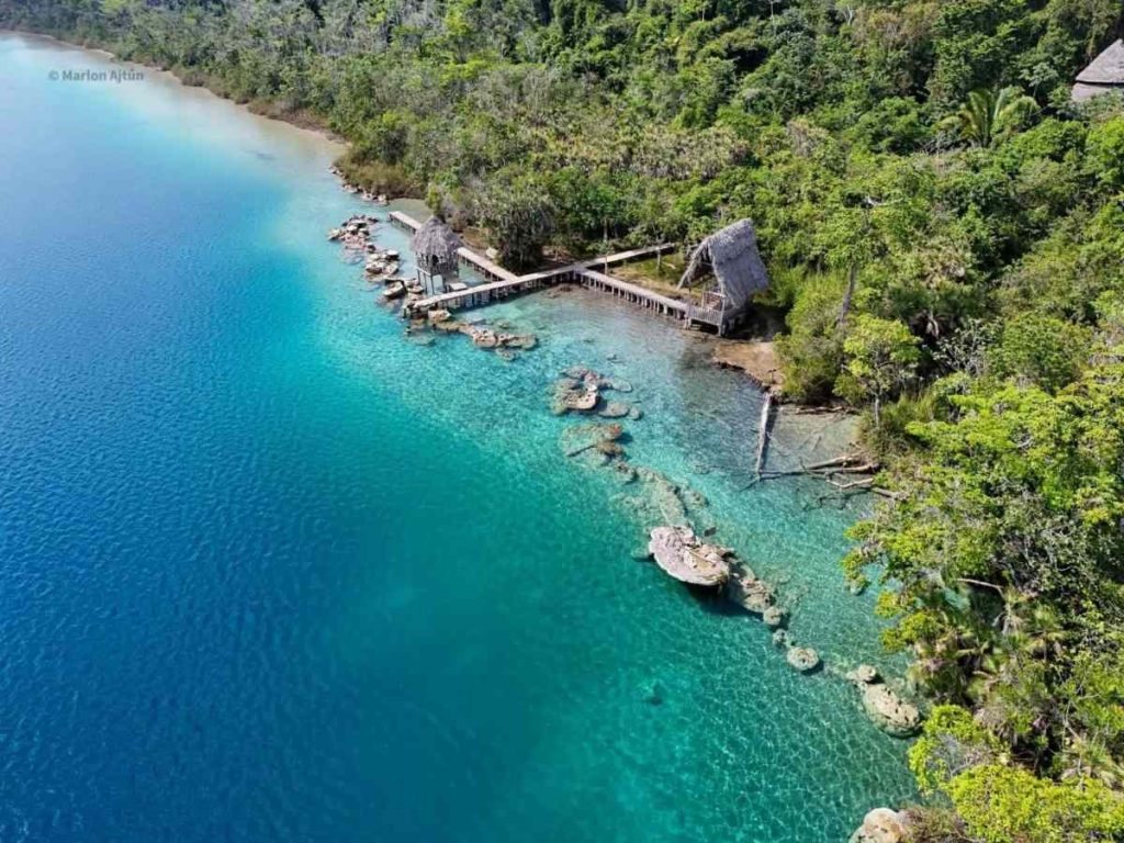 El intenso color turquesa de Laguna Lachuá cautiva a los turistas que buscan descubrir paisajes naturales poco explorados en Guatemala.