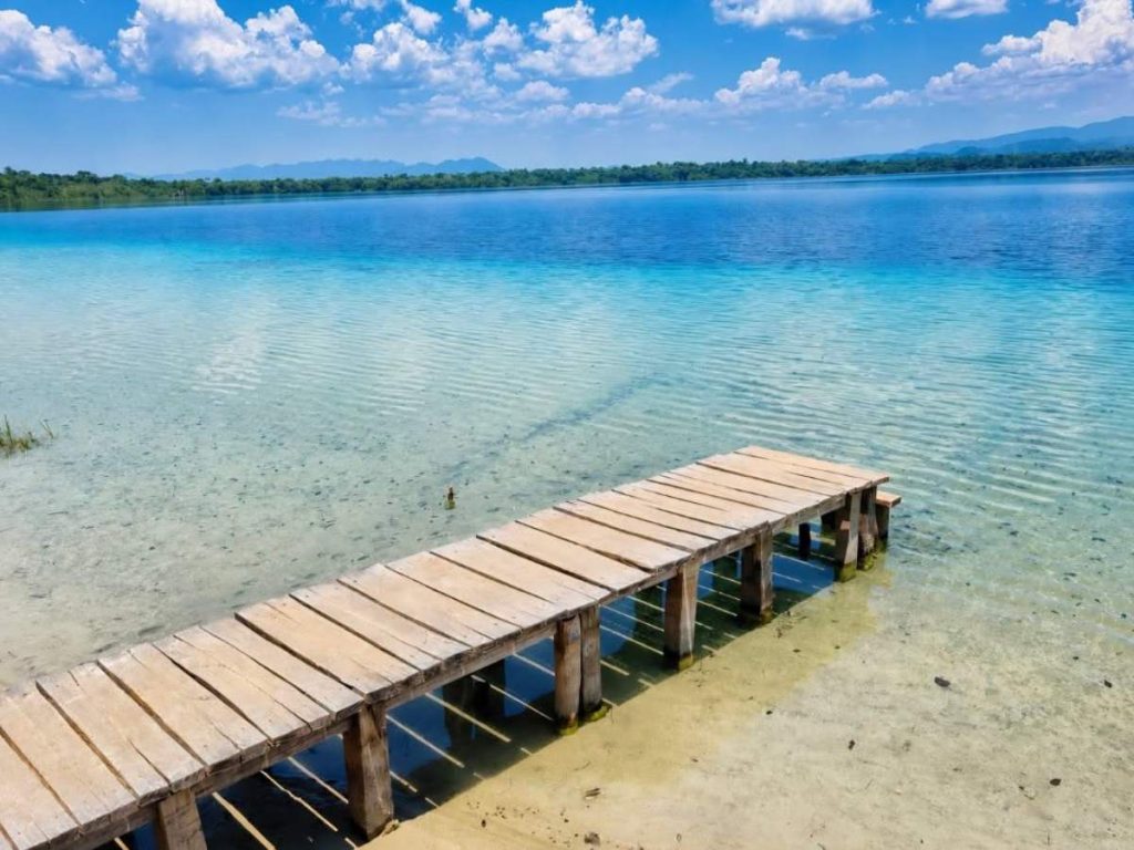 Laguna Lachuá es uno de los tesoros naturales de Guatemala, famoso por sus aguas turquesas y su entorno de selva tropical.