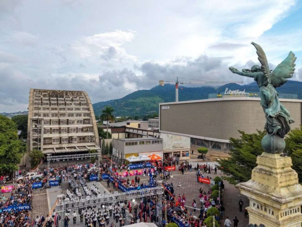 El Centro Histórico se convirtió en escenario del Latin Fest 2026, con bandas de paz nacionales y una agrupación invitada de Guatemala.