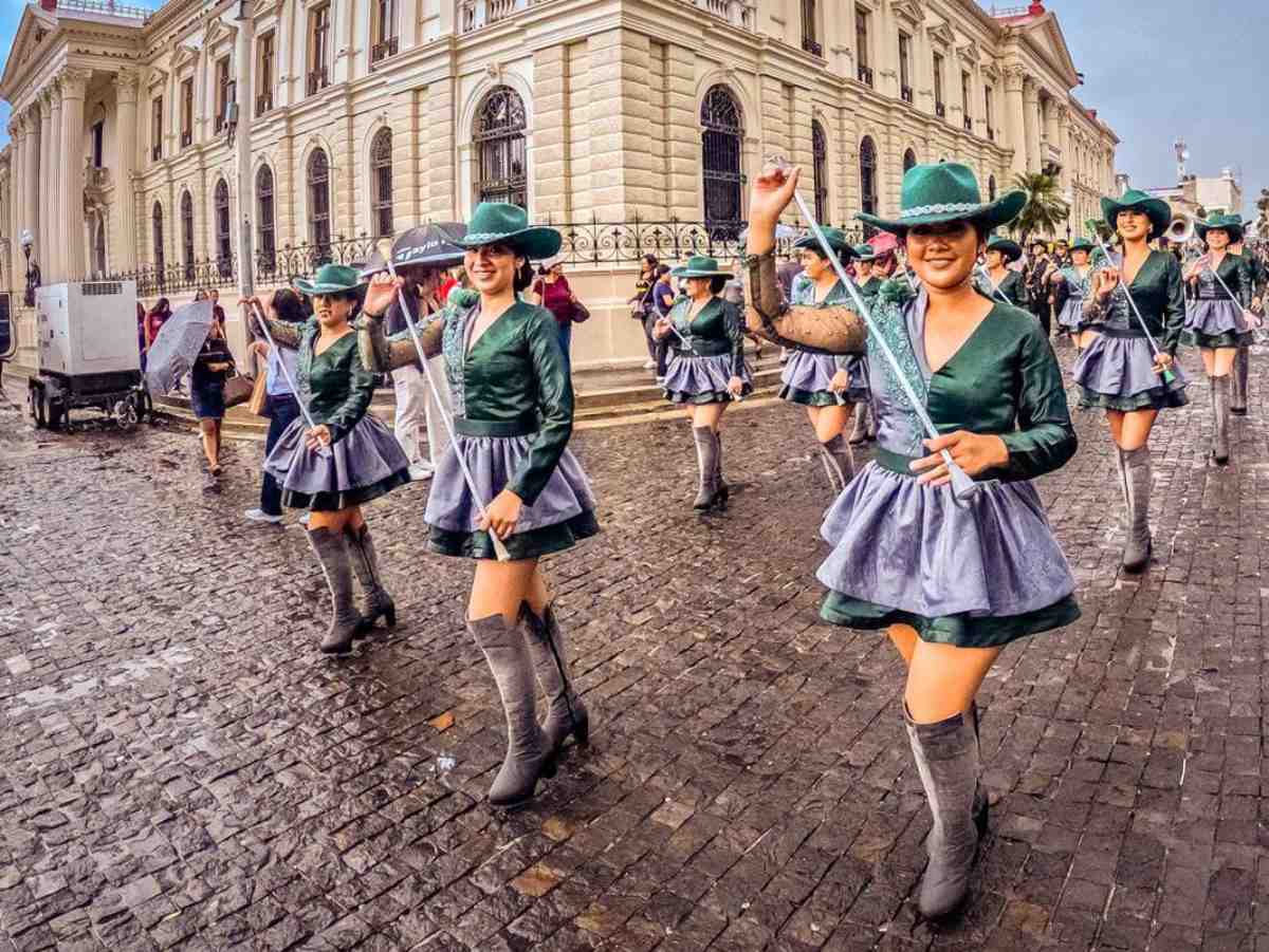 Jóvenes integrantes de las bandas de paz recorrieron el Centro Histórico con coreografías, música y color durante el Latin Fest 2026.