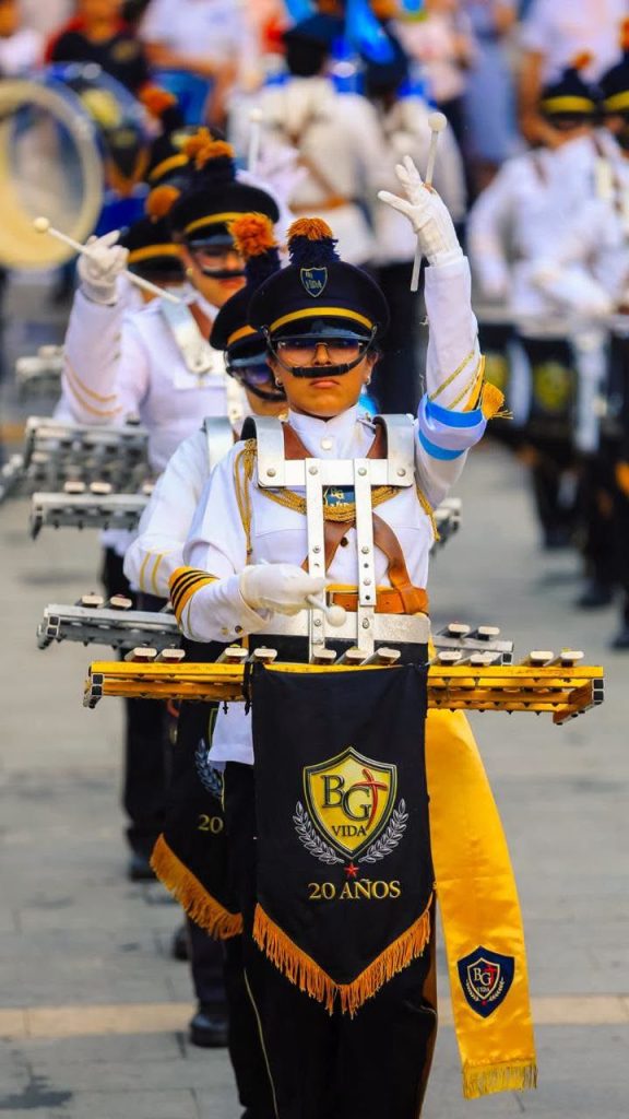 La percusión y las rutinas de las bandas marcaron el ritmo de una jornada que reunió talento juvenil en el corazón de la capital.