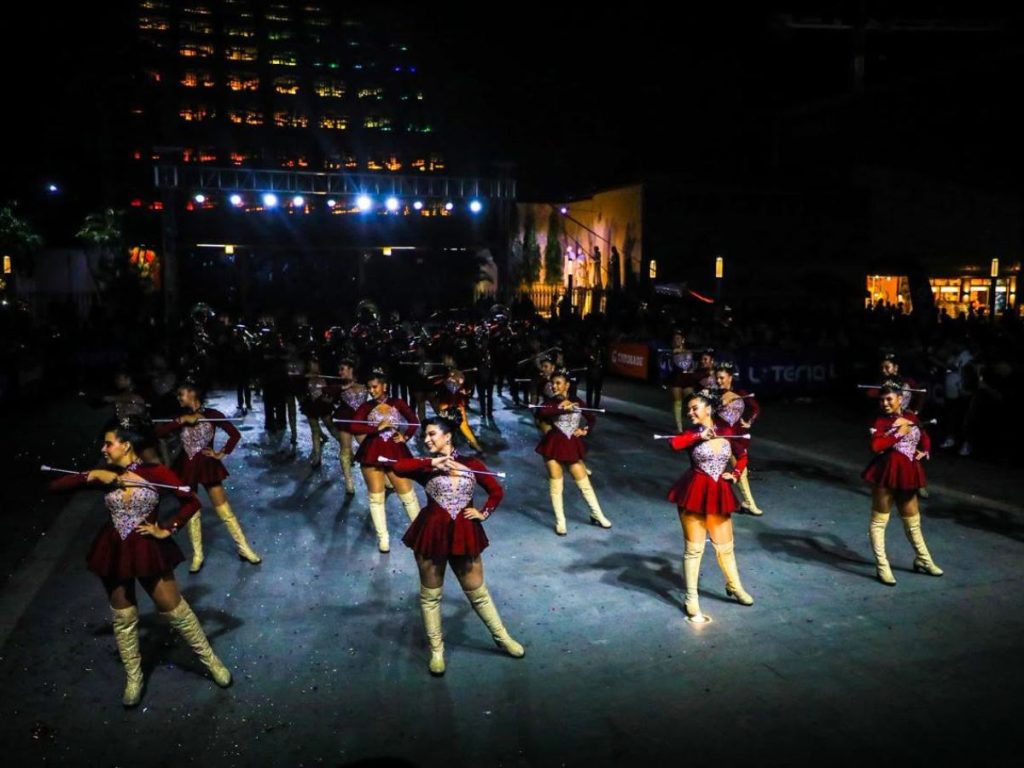 Las presentaciones combinaron música, disciplina y coreografías en distintos puntos del Centro Histórico de San Salvador.