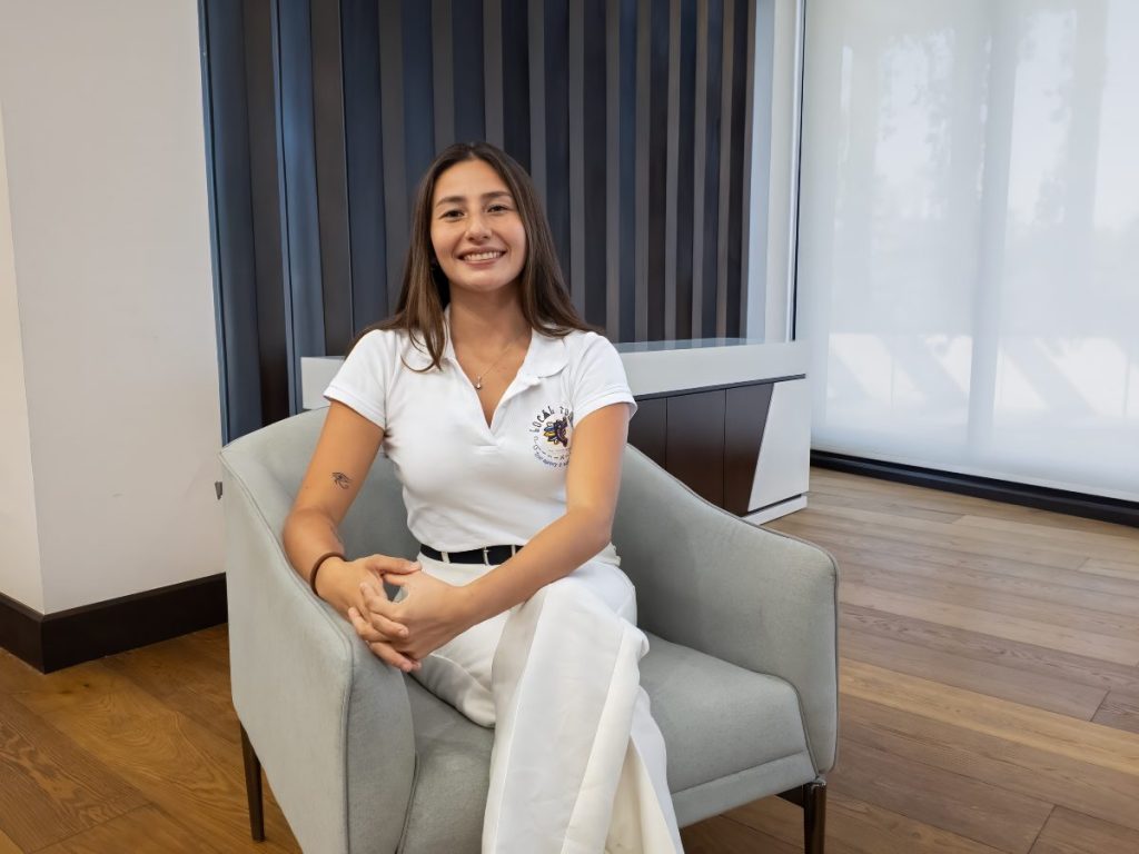 Camila Cruz, cofundadora de Local Tours, impulsa un modelo de negocio que genera empleo para jóvenes y oportunidades comerciales para artesanos y productores salvadoreños.