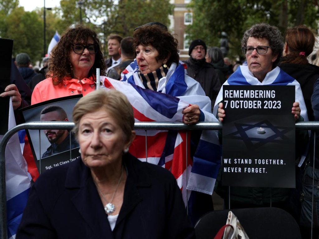 Varias personas participan en Londres en un servicio conmemorativo por el tercer aniversario de los ataques de Hamás contra Israel. 