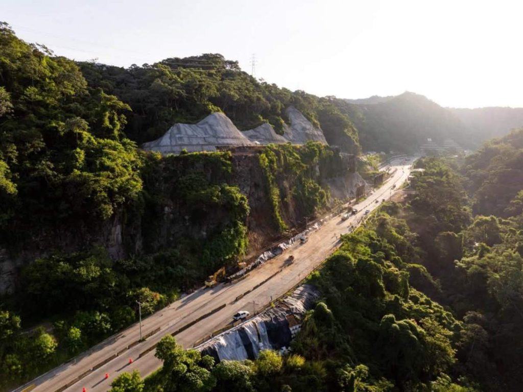 El paso vehicular en Los Chorros permanecerá restringido hasta que finalicen las labores de limpieza y se garantice la seguridad.