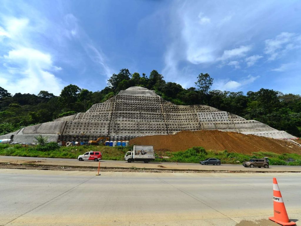 El MOPT utilizará maquinaria y personal para retirar el material rocoso que caerá sobre la autopista durante la detonación.