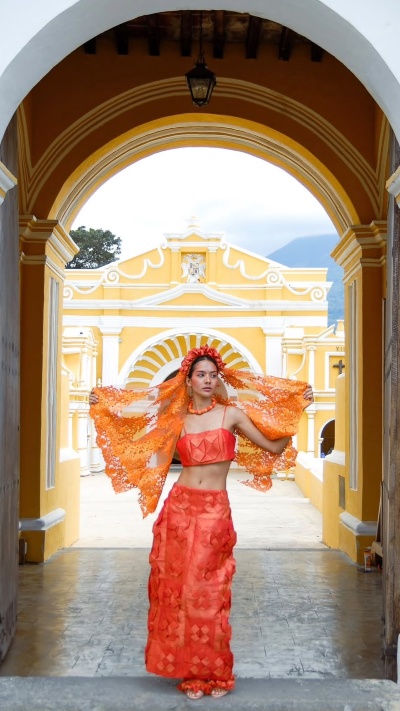 “Posdata: Cartas en el tiempo”, de Lucía Palma, transforma recuerdos y emociones en moda a través del origami textil y delicados pliegues.