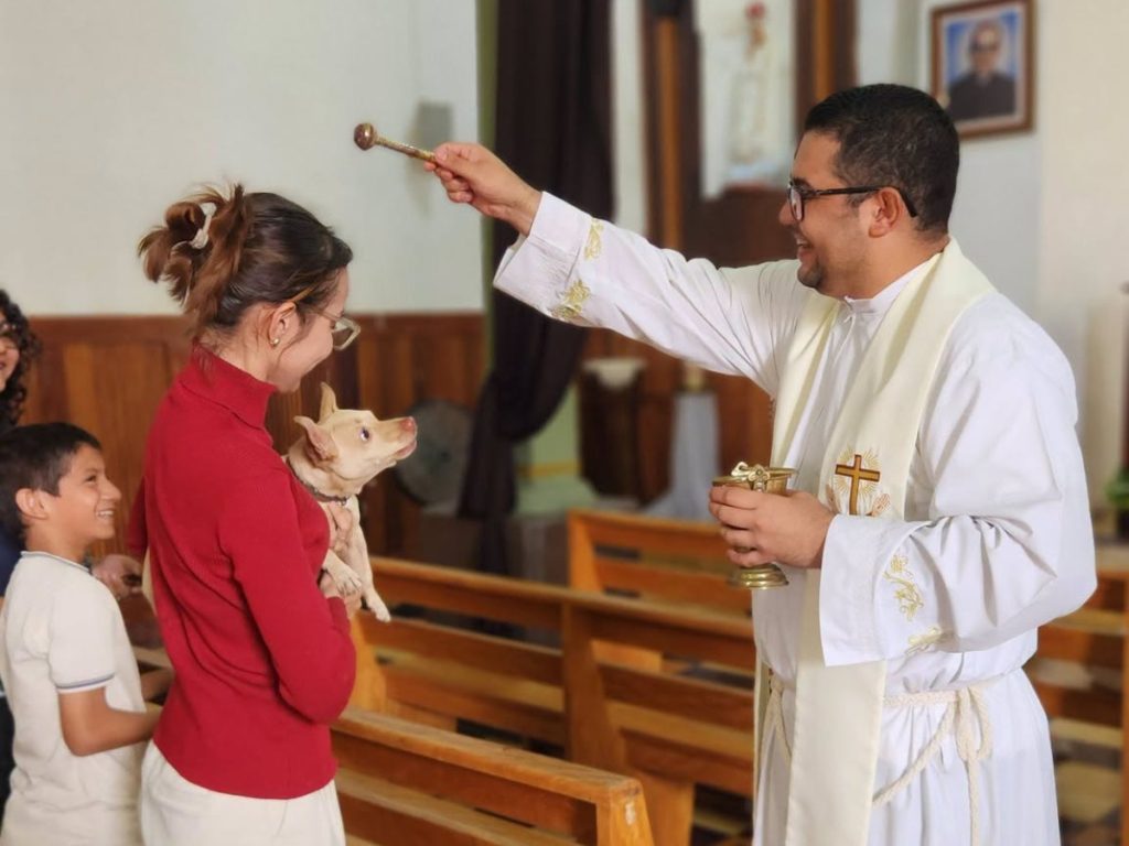 Familias llegaron acompañadas de sus perros para participar en la actividad realizada durante las fiestas patronales. Foto / Parroquia San Francisco de Asís, San Miguel.