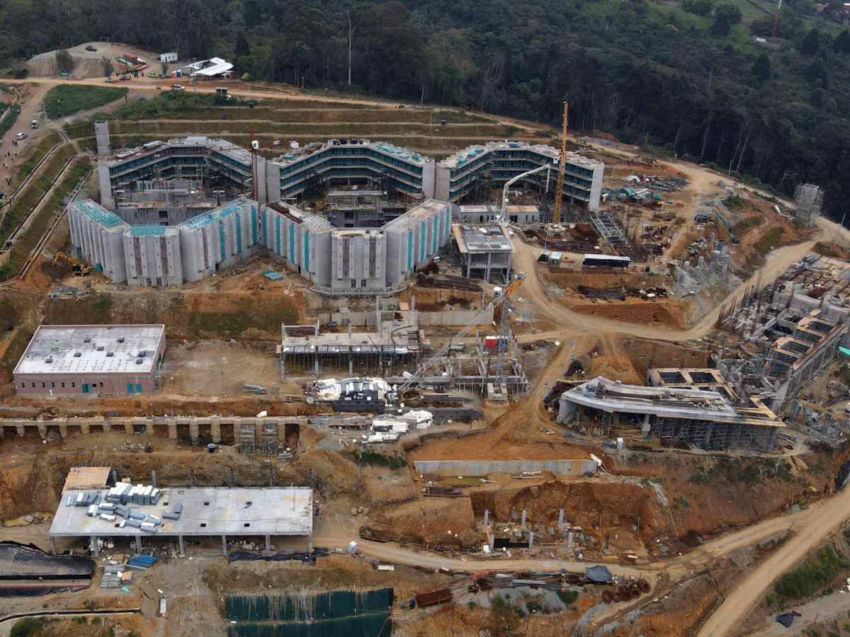 La megacárcel de Medellín avanza en San Cristóbal y tendrá capacidad para 1,339 personas cuando finalice su construcción en mayo de 2027.