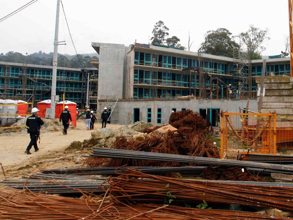 La Policía Nacional supervisa la construcción de la megacárcel de Medellín, que tendrá capacidad para 1,339 personas y abriría en 2027.