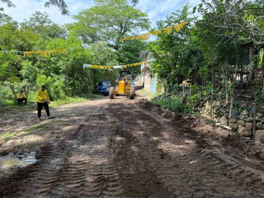 Personal del Ministerio de Obras Públicas realiza trabajos de mejoramiento vial en la calle que conduce al caserío Catarina, en Victoria, Cabañas.