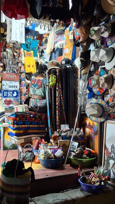 Los mercados de Antigua Guatemala ofrecen coloridas artesanías y textiles que reflejan la riqueza cultural y las tradiciones mayas.
