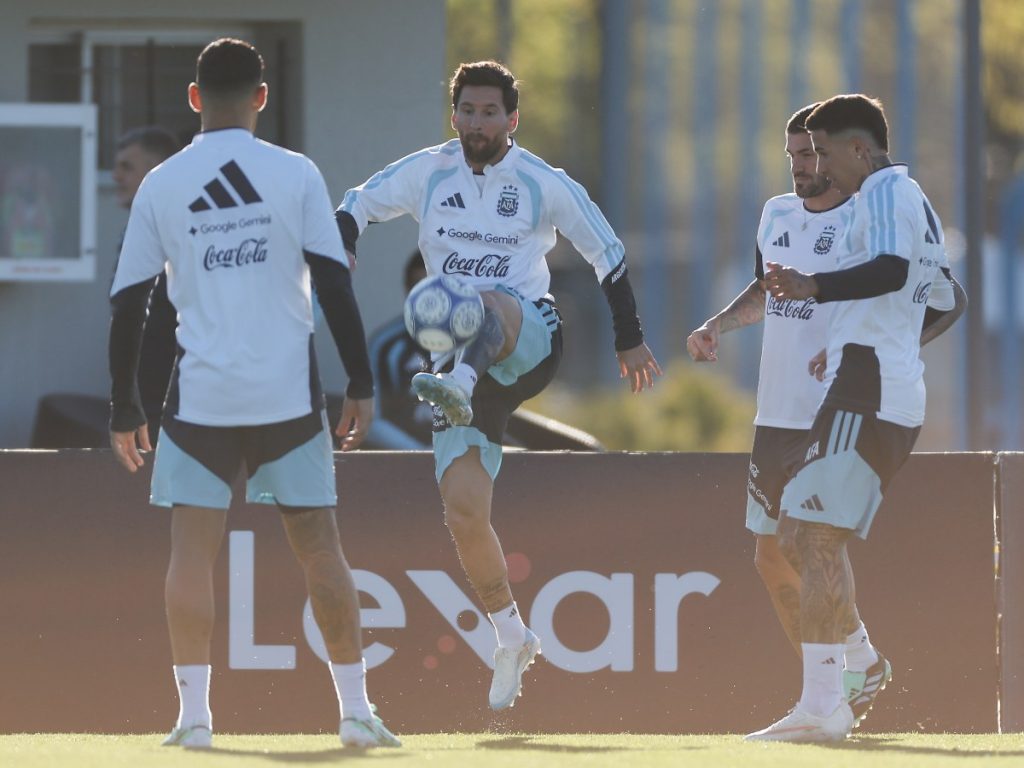 Lionel Messi completó este lunes su último entrenamiento con la selección argentina antes del amistoso ante Benín, partido que marcará su despedida de la Albiceleste.