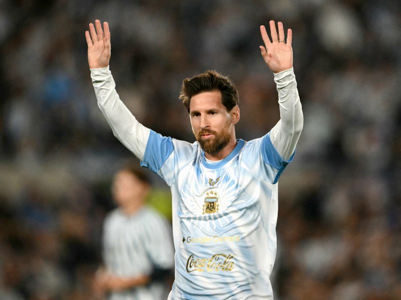 El adiós de Messi reunió a miles de aficionados y a figuras históricas del fútbol argentino en Buenos Aires.