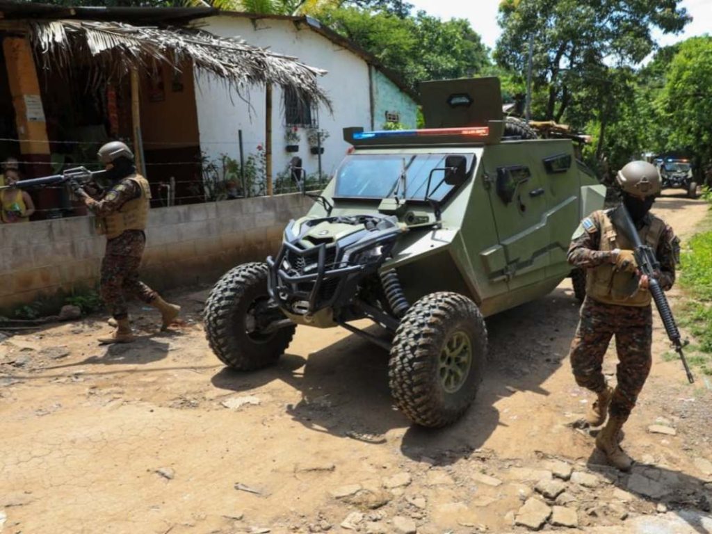 Cuatro militares salvadoreños permanecen desaparecidos en Haití desde el 18 de octubre, tras una emboscada de grupos armados en las afueras de Puerto Príncipe.